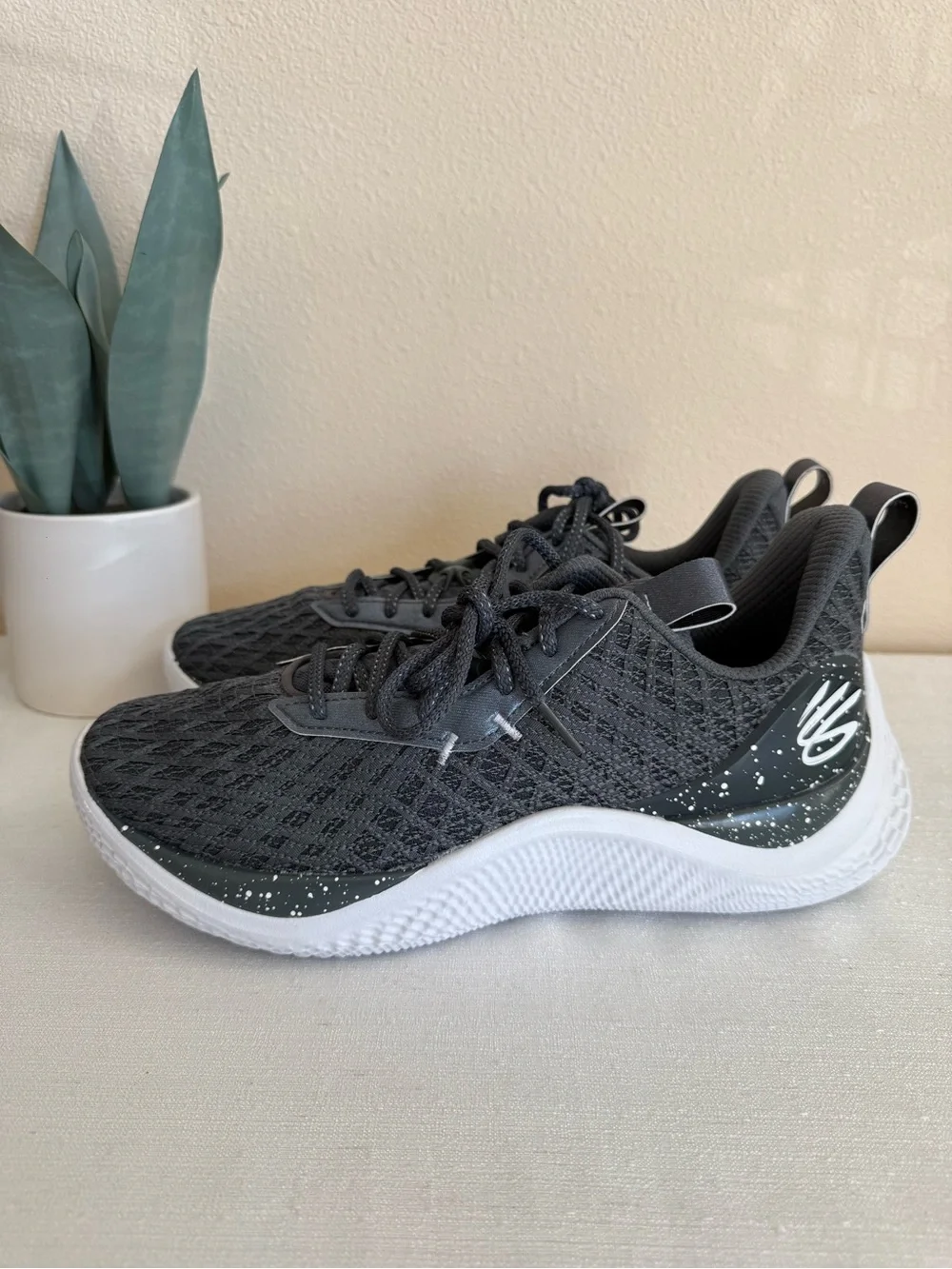 New Under Armour Curry Gray Athletic Sneakers with White Speckled Sole